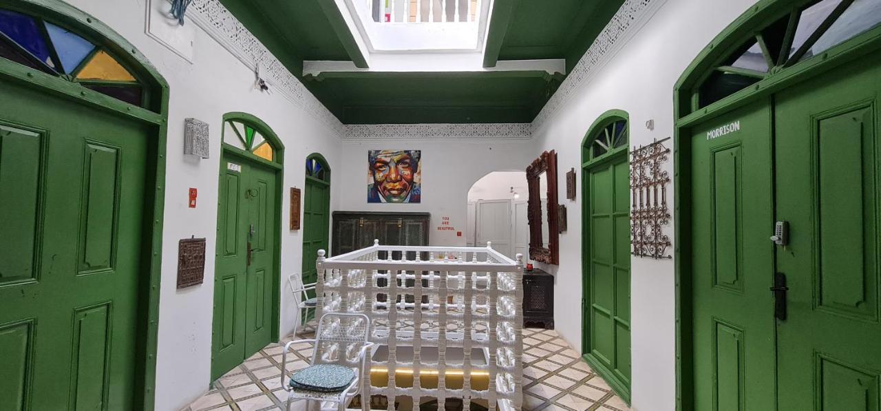 Lit Simple dans Dortoir pour Femmes